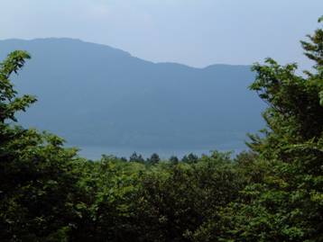 舟見岩展望台から芦ノ湖と外輪山を写した写真