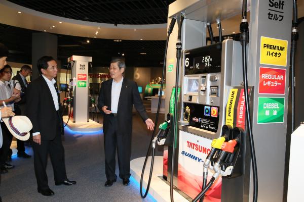 世界初、日本初のガソリン計量機視察の様子