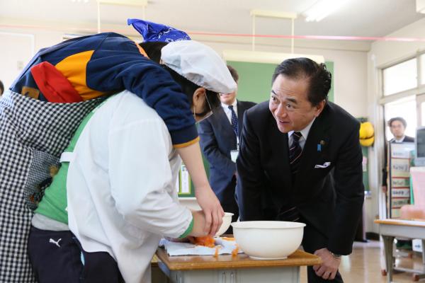 写真：校内を視察