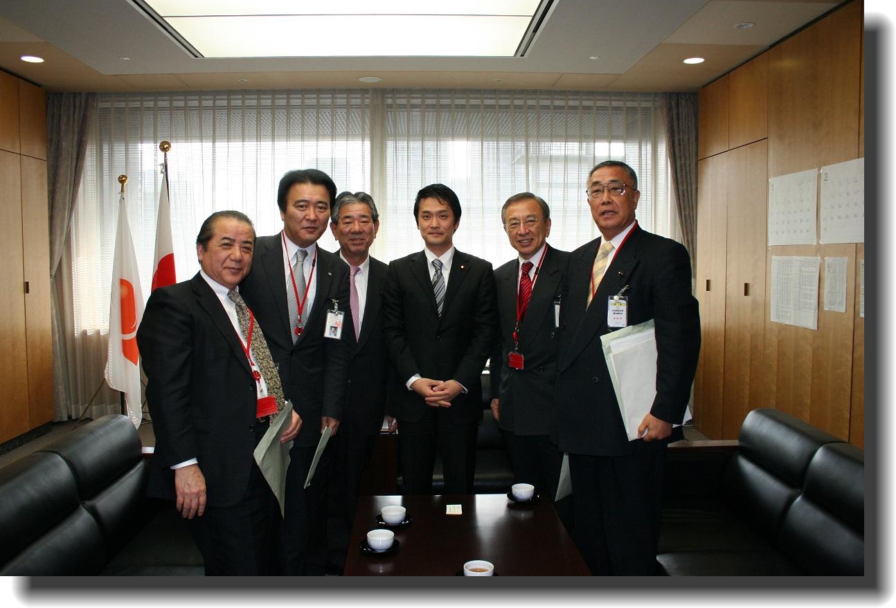 小川総務大臣政務官と面談の上要請する全国議長会役員の写真